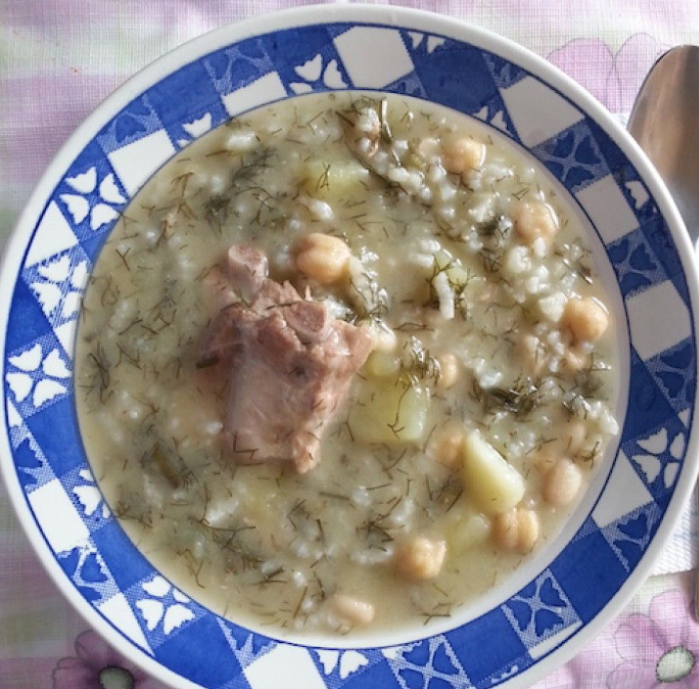 Ensalada de tomate con lechuga y cebolla con puchero de hinojos.